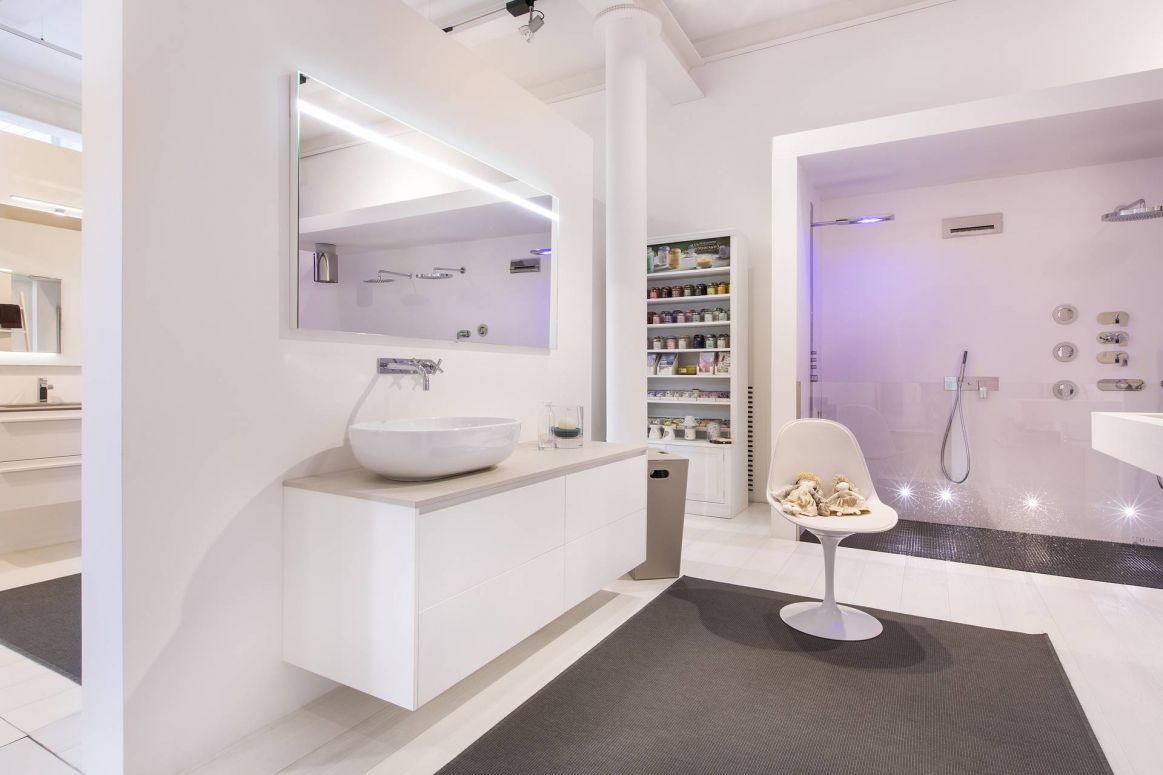 Mobile rovere Casabath con piano Stenelith con specchio e luce integrata | lavabo Flaminia | Colonna doccia Fantini